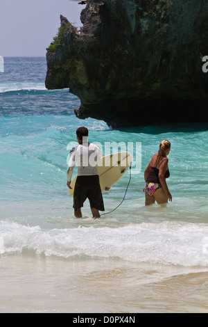 Surfers dans l'Océan Indien à Suluban Beach à Bali, Indonésie Banque D'Images