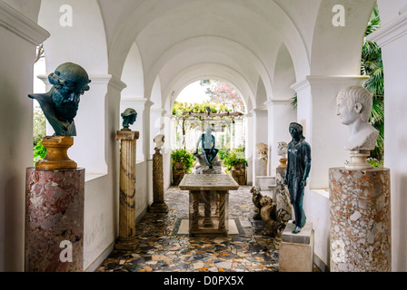 Loggia avec mobilier sculptures romaines dans la région de Villa San Michele, l'île de Capri, Capri, Province de Naples, Campanie, Italie, Europe Banque D'Images