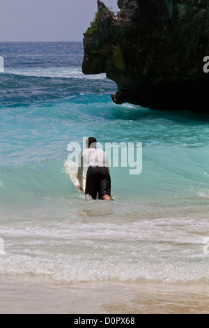 Surfers dans l'Océan Indien à Suluban Beach à Bali, Indonésie Banque D'Images