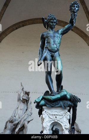 La statue de Benvenuto Cellini Persée avec la tête de Méduse, Loggia dei Lanzi, Piazza della Signoria, Florence, Toscane, Italie Banque D'Images