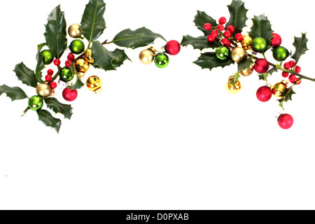 Baie de houx avec des boules de Noël Banque D'Images