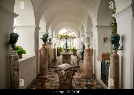 Loggia avec mobilier sculptures romaines de la Villa San Michele, l'île de Capri, Capri, Province de Naples, Campanie, Italie, Europe Banque D'Images