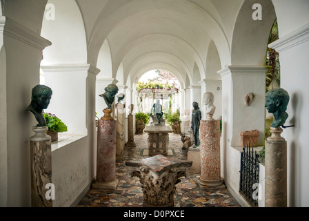 Loggia avec mobilier sculptures romaines de la Villa San Michele, l'île de Capri, Capri, Province de Naples, Campanie, Italie, Europe Banque D'Images