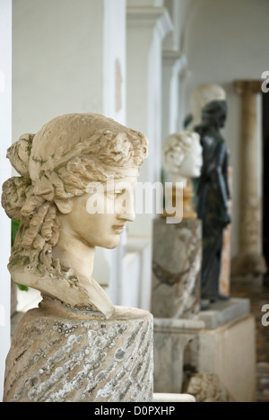 Sculptures romains antiques dans la loggia de la Villa San Michele, l'île de Capri, Capri, Province de Naples, Campanie, Italie, Europe Banque D'Images