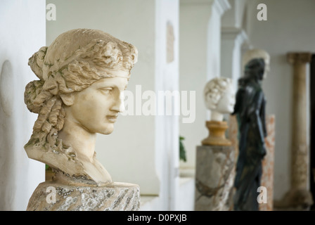 Sculptures romains antiques dans la loggia de la Villa San Michele, l'île de Capri, Capri, Province de Naples, Campanie, Italie, Europe Banque D'Images