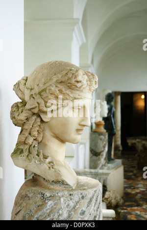 Sculptures romains antiques dans la loggia de la Villa San Michele, l'île de Capri, Capri, Province de Naples, Campanie, Italie, Europe Banque D'Images