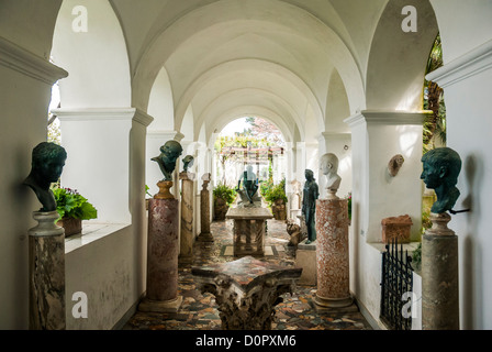 Loggia avec mobilier sculptures romaines dans la région de Villa San Michele, l'île de Capri, Capri, Province de Naples, Campanie, Italie, Europe Banque D'Images