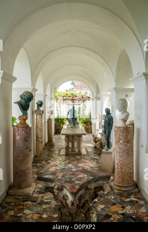 Loggia avec mobilier sculptures romaines dans la région de Villa San Michele, l'île de Capri, Capri, Province de Naples, Campanie, Italie, Europe Banque D'Images