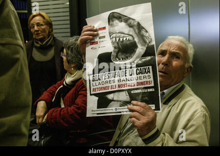 29 novembre 2012, Barcelone, Espagne. Plate-forme des personnes touchées par des stocks optimale occupent un bureau de 'La Caixa' bank à Barcelone, Espagne. Sur cette photo un des protestataires tenant une bannière qui dit : voyage grande escroquerie. Crédit : esteban mora / Alamy Live News Banque D'Images