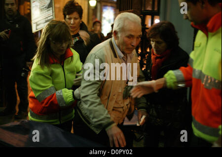 29 novembre 2012, Barcelone, Espagne. Plate-forme des personnes touchées par des stocks optimale occupent un bureau de 'La Caixa' bank à Barcelone, Espagne. Dans cette photo l'un des manifestants, un vieil homme, subit une attaque de panique et est assisté par les services de police et d'urgence. Crédit : esteban mora / Alamy Live News Banque D'Images