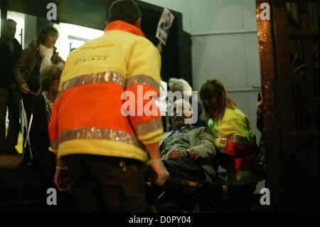 29 novembre 2012, Barcelone, Espagne. Plate-forme des personnes touchées par des stocks optimale occupent un bureau de 'La Caixa' bank à Barcelone, Espagne. Dans cette photo l'un des manifestants, un vieil homme, subit une attaque de panique et est assisté par les services de police et d'urgence. Crédit : esteban mora / Alamy Live News Banque D'Images