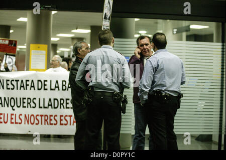 29 novembre 2012, Barcelone, Espagne. Plate-forme des personnes touchées par des stocks optimale occupent un bureau de 'La Caixa' bank à Barcelone, Espagne. Dans cette photo les pourparlers avec les représentants du groupe de négocier à propos de la fin de l'occupation.. Crédit : esteban mora / Alamy Live News Banque D'Images