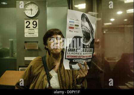 29 novembre 2012, Barcelone, Espagne. Plate-forme des personnes touchées par des stocks optimale occupent un bureau de 'La Caixa' bank à Barcelone, Espagne. Sur cette photo un des protestataires tenant une bannière qui dit : voyage grande escroquerie. Crédit : esteban mora / Alamy Live News Banque D'Images