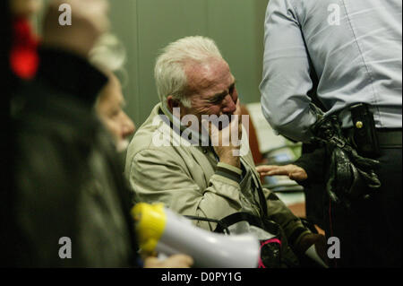 29 novembre 2012, Barcelone, Espagne. Plate-forme des personnes touchées par des stocks optimale occupent un bureau de 'La Caixa' bank à Barcelone, Espagne. Dans cette photo l'un des manifestants, un vieil homme, subit une attaque de panique et sera assisté par les services de police et d'urgence. Crédit : esteban mora / Alamy Live News Banque D'Images