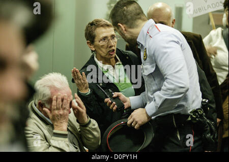 29 novembre 2012, Barcelone, Espagne. Plate-forme des personnes touchées par des stocks optimale occupent un bureau de 'La Caixa' bank à Barcelone, Espagne. Dans cette photo l'un des manifestants, un vieil homme, subit une attaque de panique et sera assisté par les services de police et d'urgence. Crédit : esteban mora / Alamy Live News Banque D'Images