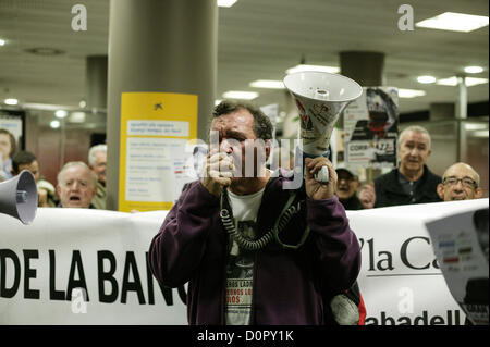 29 novembre 2012, Barcelone, Espagne. Plate-forme des personnes touchées par des stocks optimale occupent un bureau de 'La Caixa' bank à Barcelone, Espagne. Sur cette photo un des protestataires parlant de theis situation. Crédit : esteban mora / Alamy Live News Banque D'Images