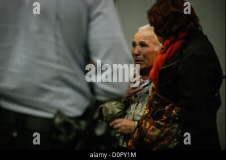 29 novembre 2012, Barcelone, Espagne. Plate-forme des personnes touchées par des stocks optimale occupent un bureau de 'La Caixa' bank à Barcelone, Espagne. Dans cette photo l'un des manifestants, un vieil homme, subit une attaque de panique et sera assisté par les services de police et d'urgence. Crédit : esteban mora / Alamy Live News Banque D'Images