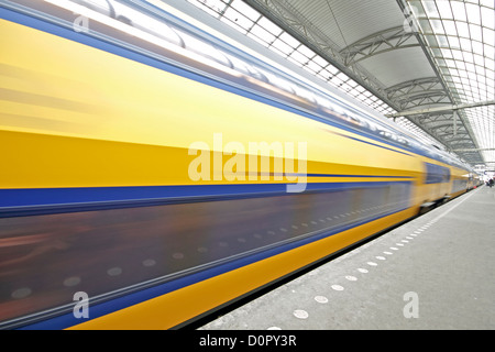 Train départ de la Gare Centrale d'Amsterdam. l'Neherlands Banque D'Images