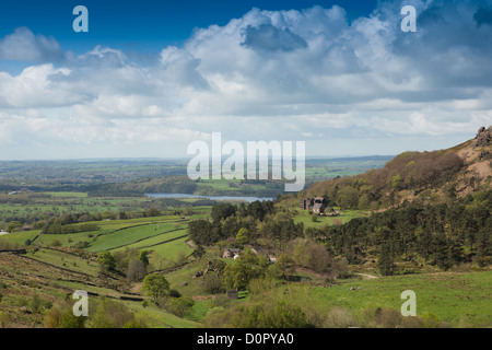 Vue vers Tittesworth réservoir. Ramshaw Rocks, un escarpement près de la pierre meulière cafards dans le Peak District Staffordshire UK Banque D'Images