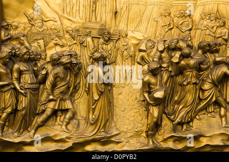 Portes en bronze pour le Baptistère, la Piazza del Duomo, Florence, Italie Banque D'Images