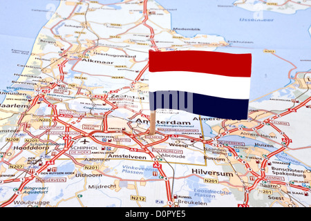 La carte des Pays-Bas avec le drapeau néerlandais sur Amsterdam Banque D'Images