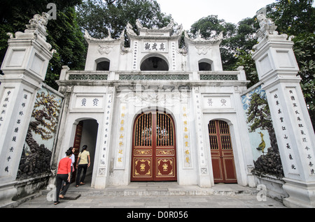 HANOI, Vietnam - l'entrée principale du temple Quan Thanh à Hanoi. Le temple Taoïste remonte au 11ème siècle et est situé à proximité de West Lake. Cette porte est l'un des plus récents ajouts à la temple, ayant été ajoutées dans la dernière des rénovations importantes à la fin du xixe siècle. Banque D'Images