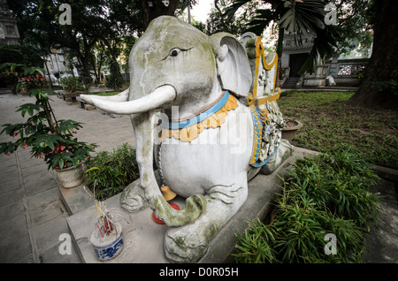 HANOI, Vietnam - un éléphant statue au Temple Quan Thanh à Hanoi. Le temple Taoïste remonte au 11ème siècle et est situé à proximité de West Lake. Banque D'Images