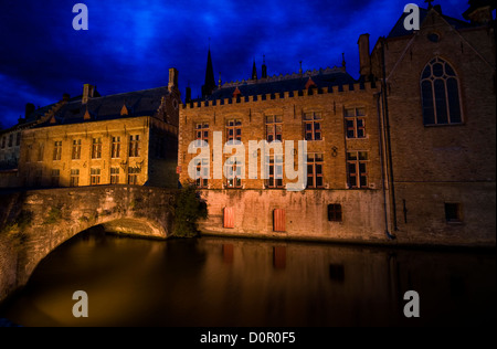 Bâtiments le long du canal de Bruges Drijver, Belgique, lit up at night Banque D'Images