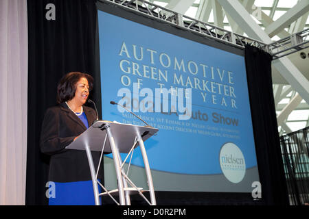 Los Angeles, USA. 29 novembre 2012. Councilwoman Jan Perry. La toute nouvelle Ford Fusion 2013 a été nommée Green Car Journal's 2013 Voiture verte de l'année¨ au LA Auto Show. La fusion est sortie vainqueur de l'exceptionnel domaine de finalistes y compris le 2013 Dodge Dart Aero, Ford C-MAX, Mazda CX-5 antérieurs SKYACTIV et la Toyota Prius c. Credit : Température Images Inc. / Alamy Live News Banque D'Images