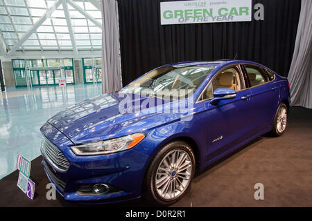 Los Angeles, USA. 29 novembre 2012. La toute nouvelle Ford Fusion 2013 a été nommée Green Car Journal's 2013 Voiture verte de l'année¨ au LA Auto Show. La fusion est sortie vainqueur de l'exceptionnel domaine de finalistes y compris le 2013 Dodge Dart Aero, Ford C-MAX, Mazda CX-5 antérieurs SKYACTIV et la Toyota Prius c. Credit : Température Images Inc. / Alamy Live News Banque D'Images