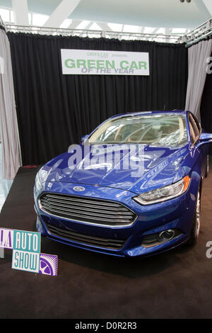 Los Angeles, USA. 29 novembre 2012. La toute nouvelle Ford Fusion 2013 a été nommée Green Car Journal's 2013 Voiture verte de l'année¨ au LA Auto Show. La fusion est sortie vainqueur de l'exceptionnel domaine de finalistes y compris le 2013 Dodge Dart Aero, Ford C-MAX, Mazda CX-5 antérieurs SKYACTIV et la Toyota Prius c. Credit : Température Images Inc. / Alamy Live News Banque D'Images