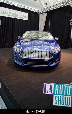 Los Angeles, USA. 29 novembre 2012. La toute nouvelle Ford Fusion 2013 a été nommée Green Car Journal's 2013 Voiture verte de l'année¨ au LA Auto Show. La fusion est sortie vainqueur de l'exceptionnel domaine de finalistes y compris le 2013 Dodge Dart Aero, Ford C-MAX, Mazda CX-5 antérieurs SKYACTIV et la Toyota Prius c. Credit : Température Images Inc. / Alamy Live News Banque D'Images