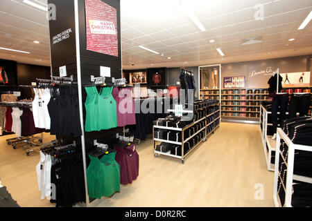 Gammes de vêtements à l'intérieur de la boutique le jour de l'ouverture du nouveau magasin Primark dans centre commercial Queensgate, Peterborough Banque D'Images