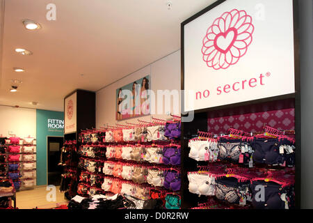 Gammes de vêtements à l'intérieur de la boutique le jour de l'ouverture du nouveau magasin Primark dans centre commercial Queensgate, Peterborough Banque D'Images