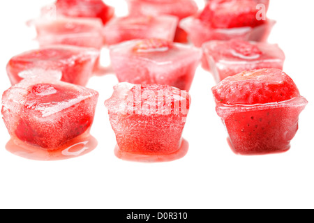 Trois rangées de fraises dans la glace Banque D'Images