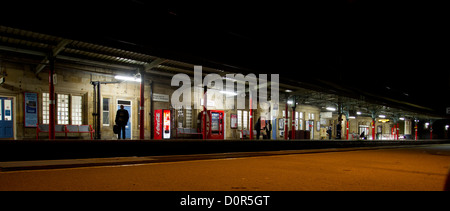 Bienvenue dans les lacs -Oxenholme plate-forme de la gare de train de passagers en attente Banque D'Images