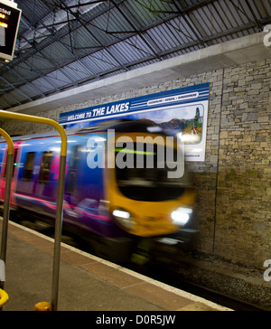 Bienvenue dans les lacs -Oxenholme gare la première Transpennine Express et de transport ferroviaire Banque D'Images