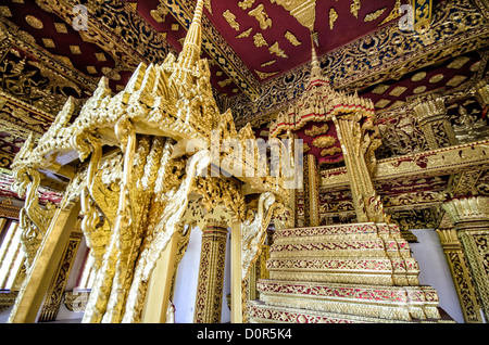 LUANG PRABANG, Laos — un piédestal en or de conception complexe se trouve dans la Haw Pha Bang (chapelle du Palais) au Musée du Palais Royal à Luang Prabang, Laos. Cette pièce ornée illustre les riches traditions artistiques et la signification religieuse de la chapelle, qui a été construite en 1963. Banque D'Images