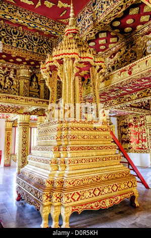 LUANG PRABANG, Laos — un piédestal en or de conception complexe se trouve dans la Haw Pha Bang (chapelle du Palais) au Musée du Palais Royal à Luang Prabang, Laos. Cette pièce ornée illustre les riches traditions artistiques et la signification religieuse de la chapelle, qui a été construite en 1963. Banque D'Images