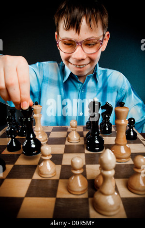 Nerd jouer aux échecs Banque D'Images