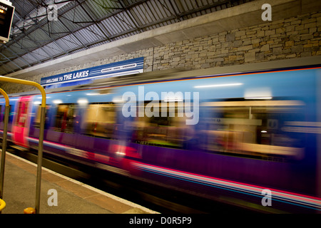 Bienvenue dans les lacs -Oxenholme gare la première Transpennine Express et de transport ferroviaire Banque D'Images