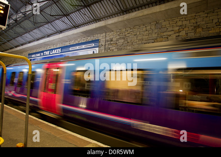 Bienvenue dans les lacs -Oxenholme gare la première Transpennine Express et de transport ferroviaire Banque D'Images