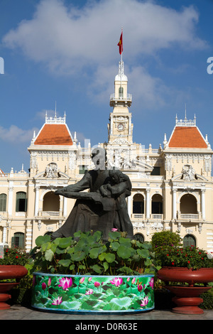 Statue de Ho Chi Minh en face de l'immeuble du Comité populaire de la ville qui porte son nom. Le Vietnam. Banque D'Images