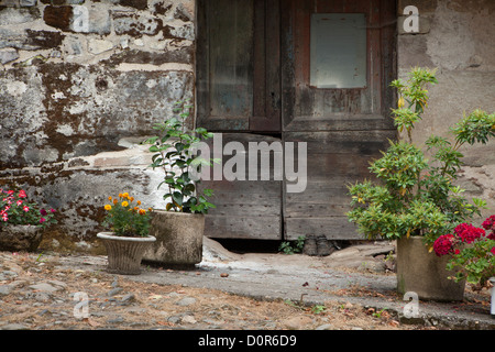 Une porte à Curemonte, Corrèze, Limousin, France Banque D'Images