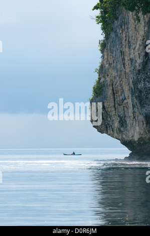 Pêcheur dans un bateau, la mer de Banda, Indonésie Banque D'Images