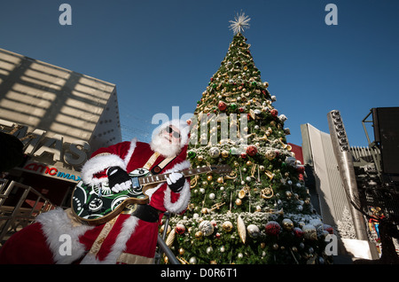 Rockin' Santa à Universal CityWalk à Los Angeles, CA Banque D'Images