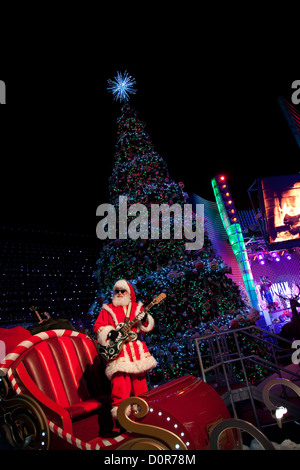 Rockin' Santa à Universal CityWalk à Los Angeles, CA Banque D'Images