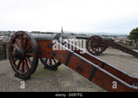 Canons sur les murs de la ville de Londonderry en Irlande du Nord donnant sur la zone Bogside en dehors de la ville Banque D'Images