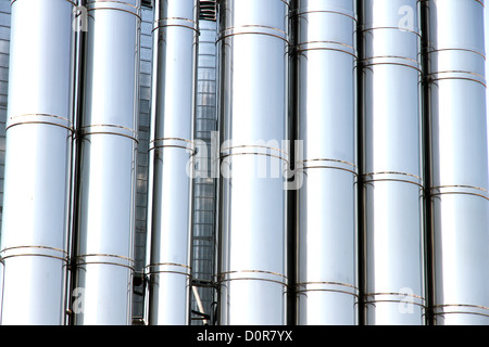 Certains tuyaux de métal industriel d'un système de ventilation. Banque D'Images