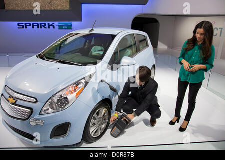 2013 Chevrolet Spark EV. 2013 Nouvelles voitures vertes, électriques et hybrides sont en vedette à la Los Angeles Auto Show le 29 novembre 2012. Centre de Convention de Los Angeles, Californie, USA Banque D'Images